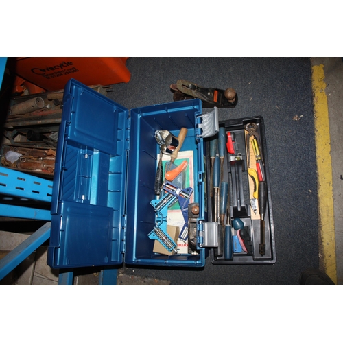 291 - Rubber Maid tool box & contents