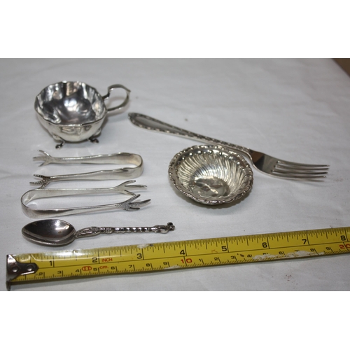 1137 - Assorted silver tongs, fork etc 94 grammes