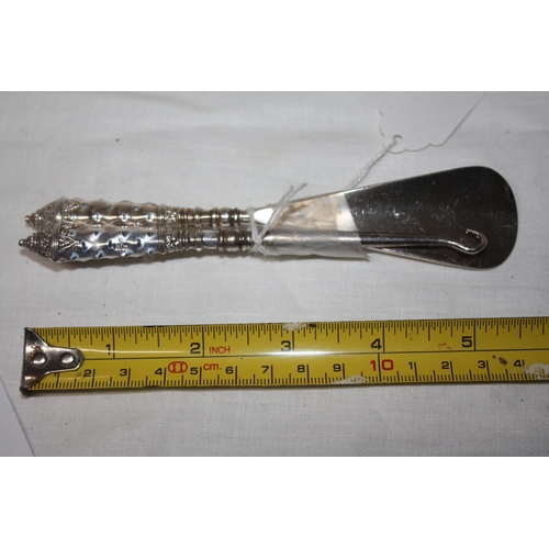 1139 - Silver handled matching shoe horn & button hook