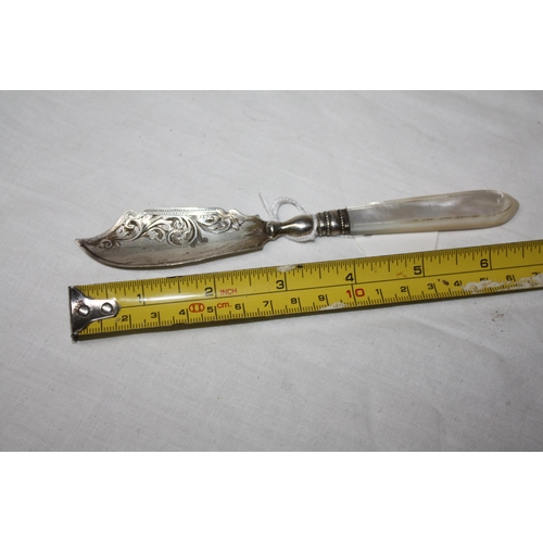 1141 - Silver blade butter knife with mother of pearl handle