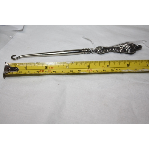 1153 - Silver handled buttonhook