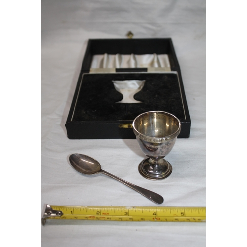 1163 - Cased silver eggcup & spoon 46 grammes