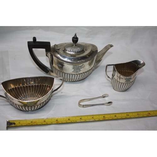 1171 - Silver reeded tea service William Hutton & Sons Ltd London 1904 430 grammes all in