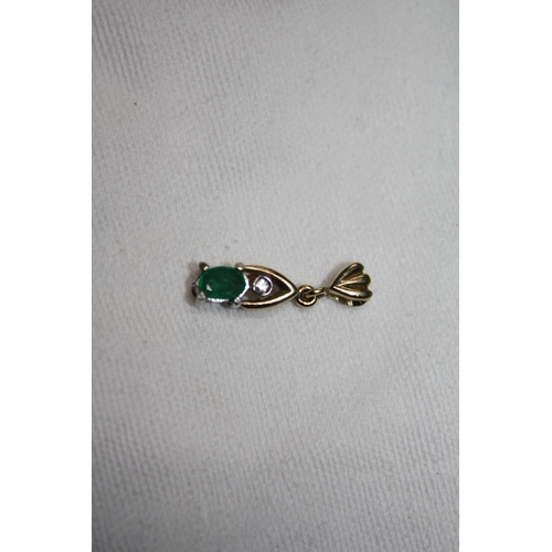 1192 - Oval gold & emerald pendant