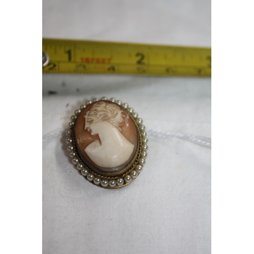 1196 - Cameo & pearl brooch