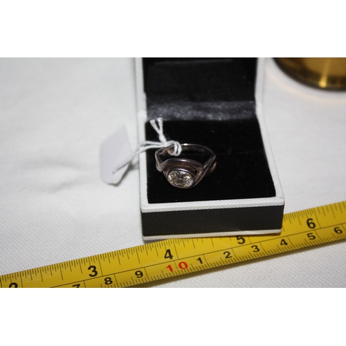 1229 - Stone set silver ring size M