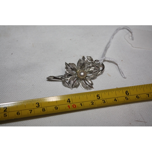 1317 - White metal flower brooch