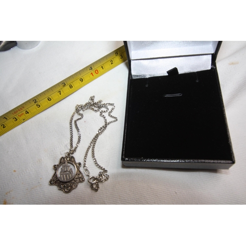 1383 - Boxed silver pendant & chain