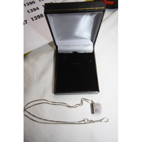 1385 - Boxed Holy Bible pendant & chain