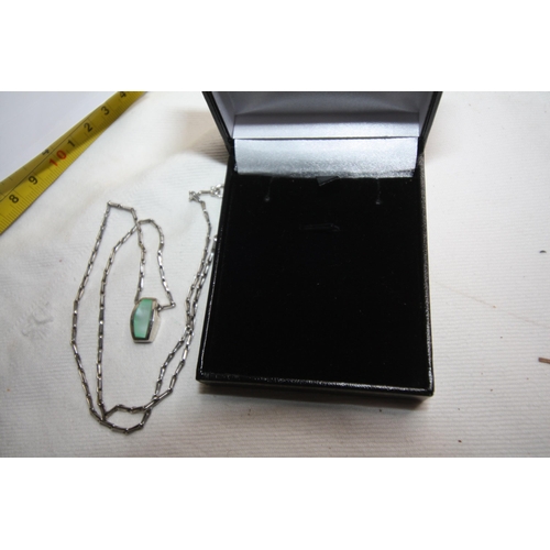 1387 - Boxed silver pendant & chain