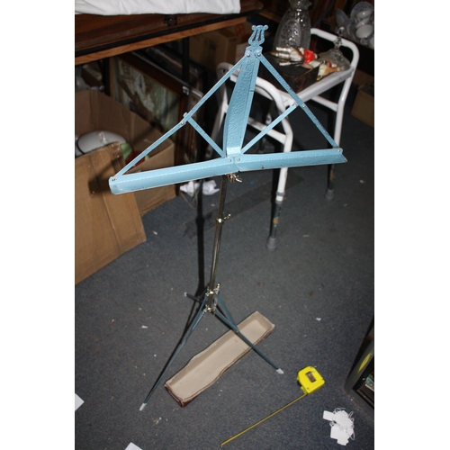 1521 - Folding adjustable music stand