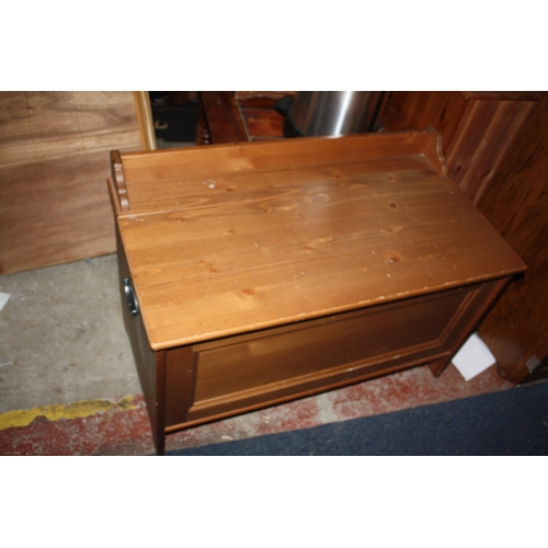 1922 - Pine lift top storage ottoman 21 1/2