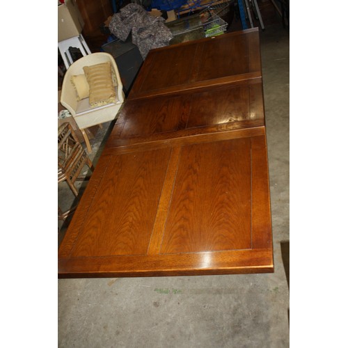 1930 - Oak extending table with extra leaf, 32