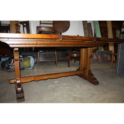 1930 - Oak extending table with extra leaf, 32