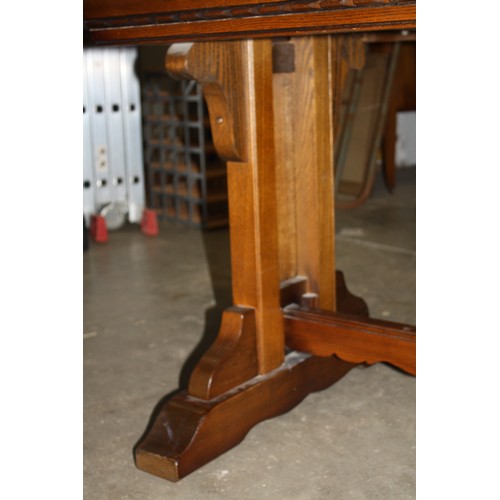 1930 - Oak extending table with extra leaf, 32