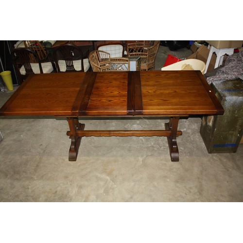 1930 - Oak extending table with extra leaf, 32