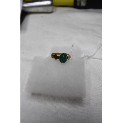 1206 - 14ct gold jade ring 1.76 grammes all in size N