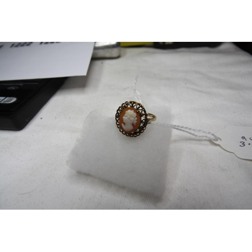 1210 - 9ct gold cameo ring 3.16 grammes all in size T