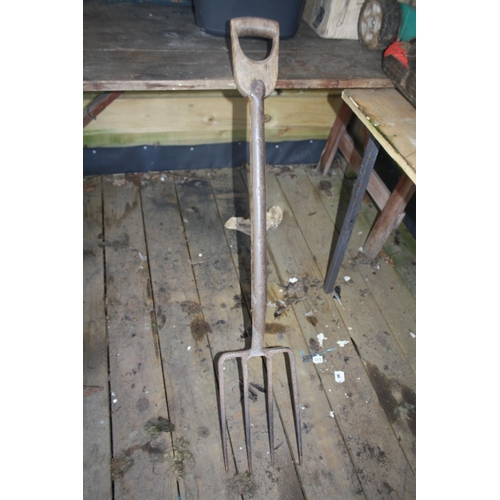 87 - Vintage Bulldog garden fork