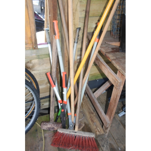 92 - Bundle of garden tools