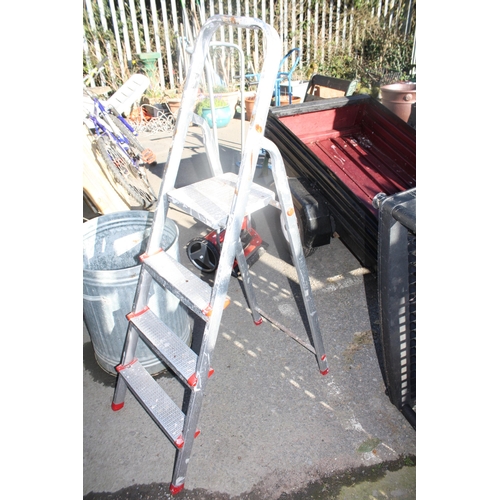 98 - Folding aluminium steps