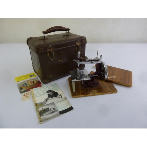 425 - An Essex miniature sewing machine in original fitted case