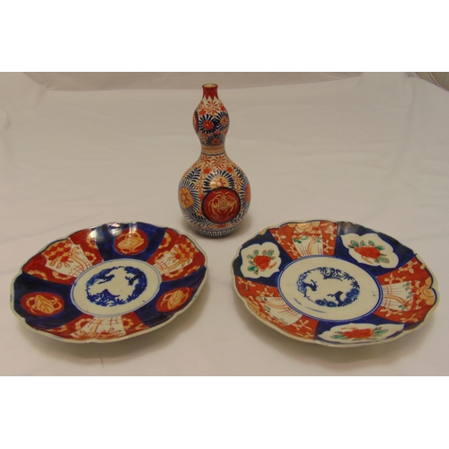 158 - A pair of oriental Imari pattern wall plates and a double gourd shaped vase, plates 22cm (dia) vase ... 