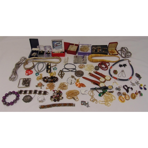 271 - A quantity of costume jewellery to include necklaces, rings, pendants and wristwatches