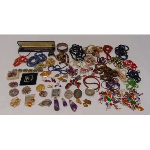 273 - A quantity of costume jewellery to include earrings, necklaces and bracelets