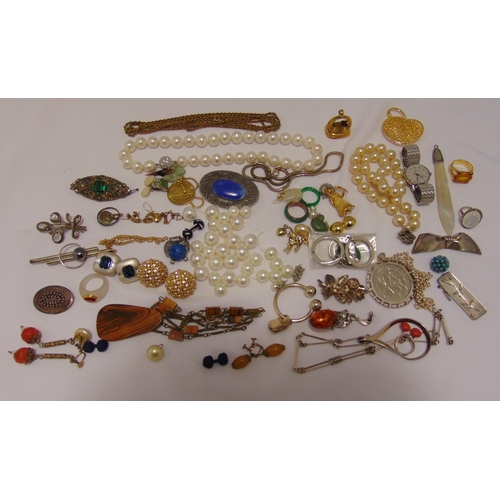 274 - A quantity of costume jewellery  to include necklaces, a wristwatch, rings and brooches