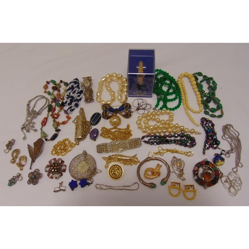 275 - A quantity of costume jewellery to include necklaces, brooches and earrings