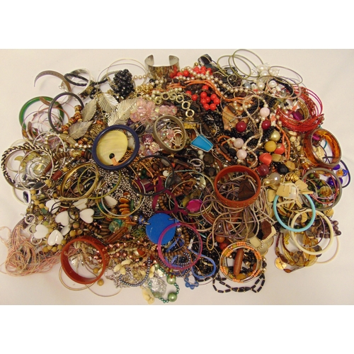 276 - A quantity of costume jewellery to include necklaces, pendants, bangles and bracelets