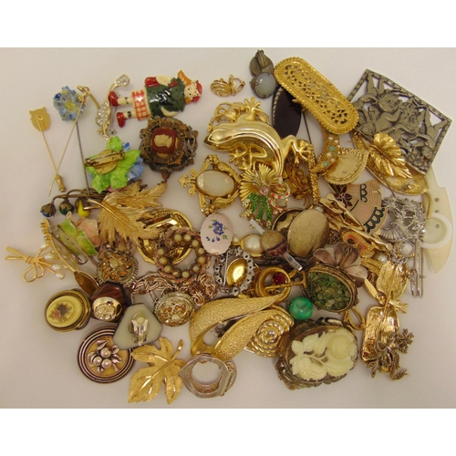 277 - A quantity of costume jewellery to include brooches and hat pins