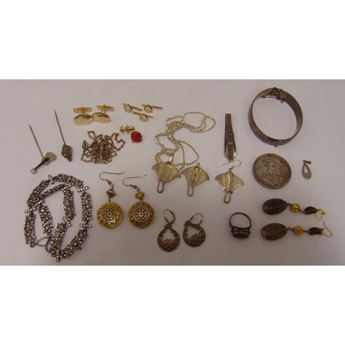 279 - A quantity of costume jewellery to include necklaces, earrings and a ring