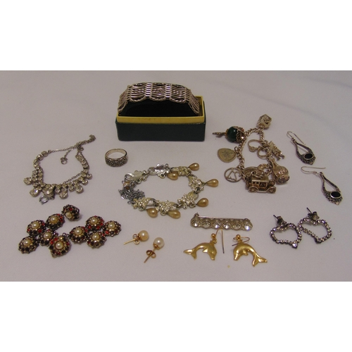 280 - A quantity of silver and costume jewellery to include earrings, necklaces and bracelets