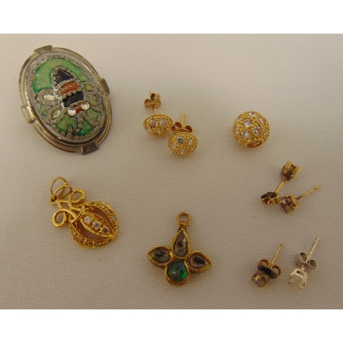 283 - A quantity of costume jewellery to include earrings, pendants and a brooch