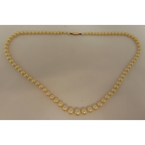 286 - A single strand of graduated pearls with 9ct gold clasp