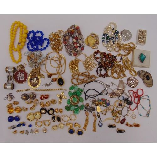 324 - A quantity of costume jewellery to include necklaces, brooches and earrings