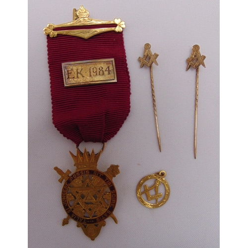 350 - A quantity of 9ct gold to include a Masonic jewel with red ribbon, a pendant and two tie pins, appro... 