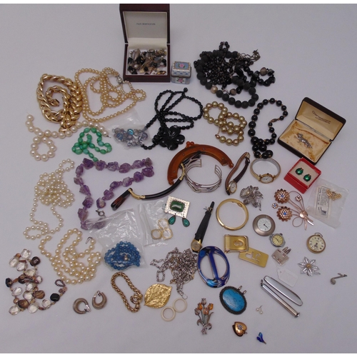 293 - A quantity of costume jewellery to include necklaces, brooches, earrings and rings