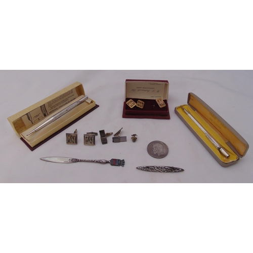 244 - A quantity of collectables to include a Yard O Led propelling pencil, cufflinks and a paper knife (8... 