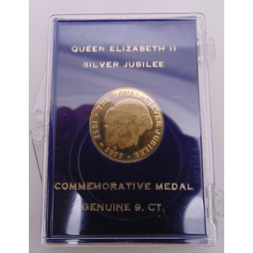 390 - QEII Silver Jubilee commemorative 9ct gold medal in original plastic sleeve