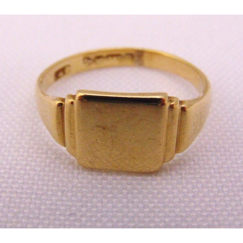 329 - 14ct yellow gold signet ring, approx total weight 2.9g