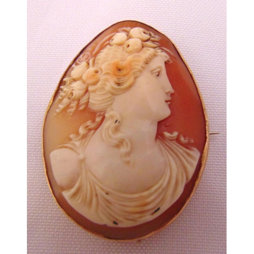 337 - 9ct gold cameo brooch