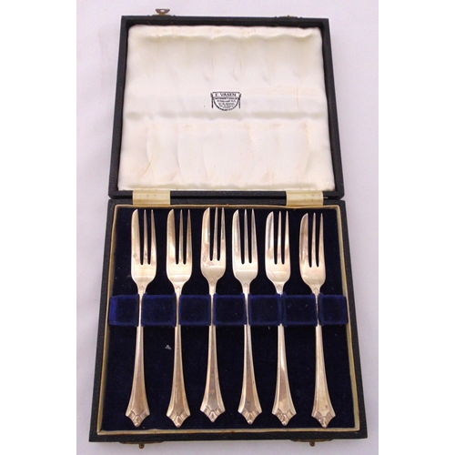 396 - A cased set of hallmarked silver pastry forks, approx total weight of silver 120g