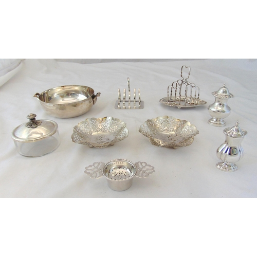 409 - A quantity of silver plate to include toast racks, condiments and a caviar dish and bowl