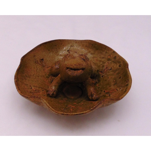 192 - A Chinese olive green glazed oil lamp pot with a figurine of a frog, 18.5cm (d)