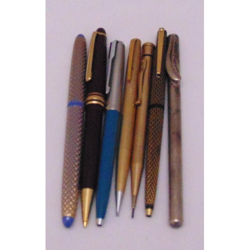 224 - A quantity of writing implements to include Mont Blanc, Sheaffer, Dunhill, Yard O Led and Parker (7)