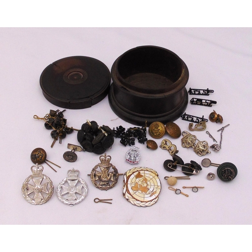 271 - A quantity of military and other badges, brooches and buttons, to include silver Peninsula badge, in... 