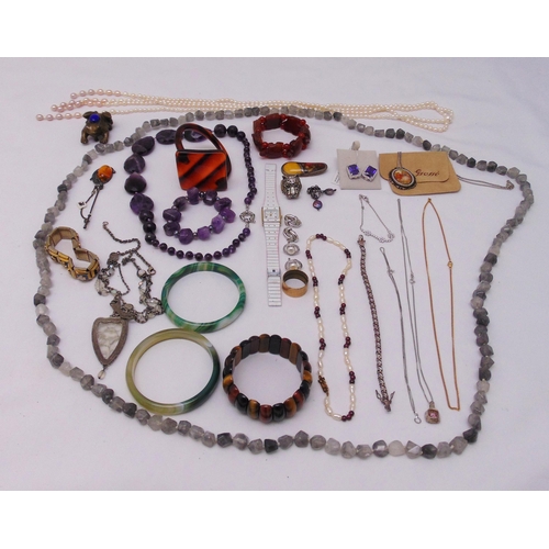 324 - A quantity of costume jewellery to include necklaces, jade bangle, bracelets, earrings and a ring